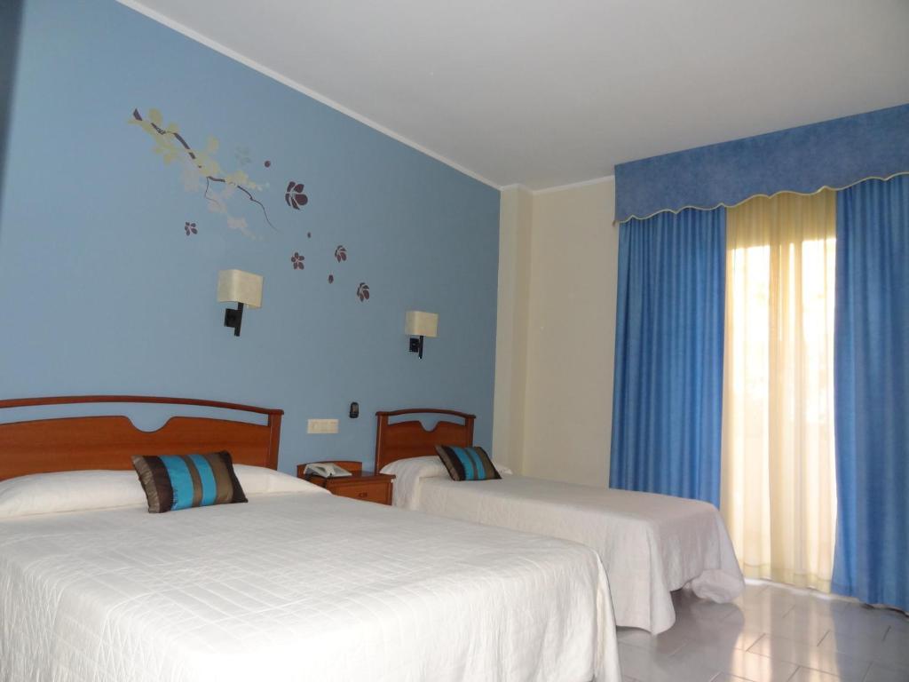 Hotel Restaurant Llansola Sant Carles De La Rapita Room photo