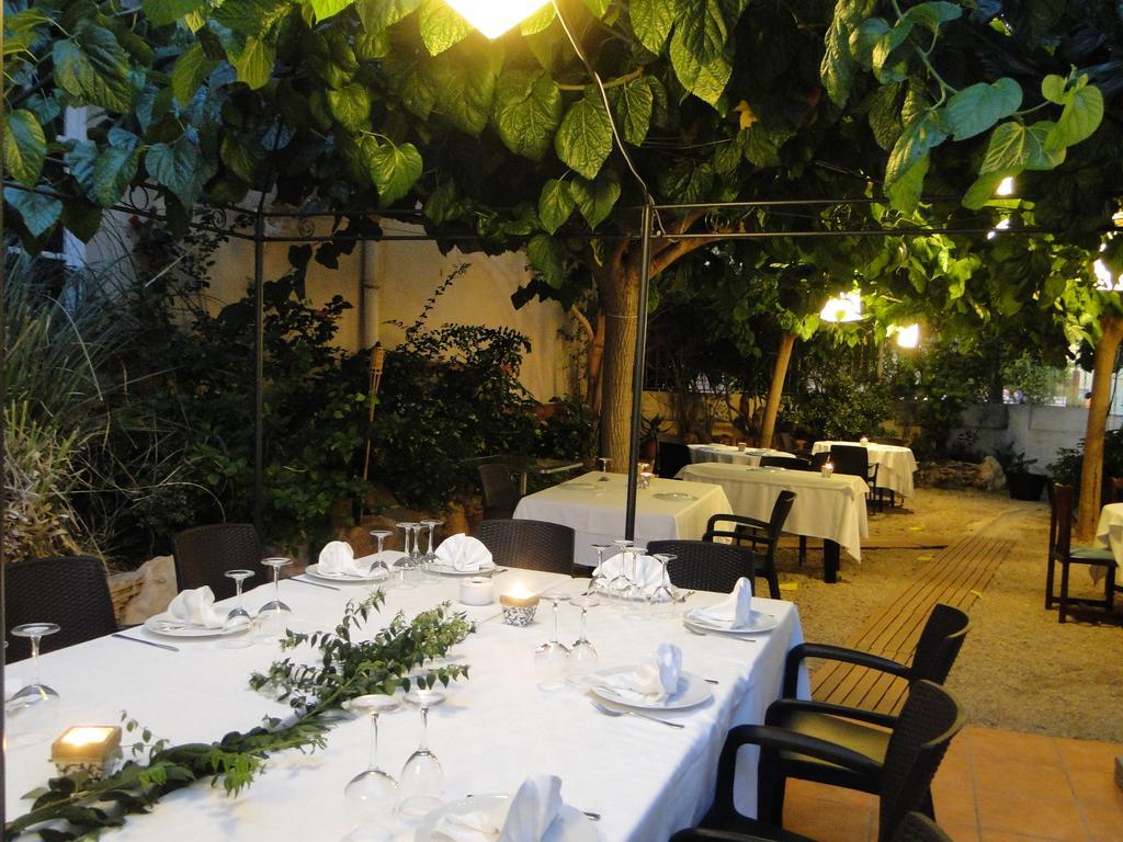 Hotel Restaurant Llansola Sant Carles De La Rapita Exterior photo