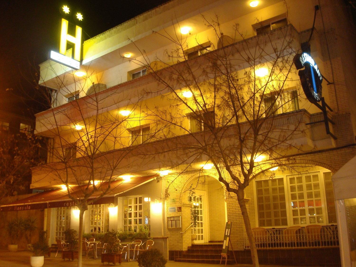 Hotel Restaurant Llansola Sant Carles De La Rapita Exterior photo