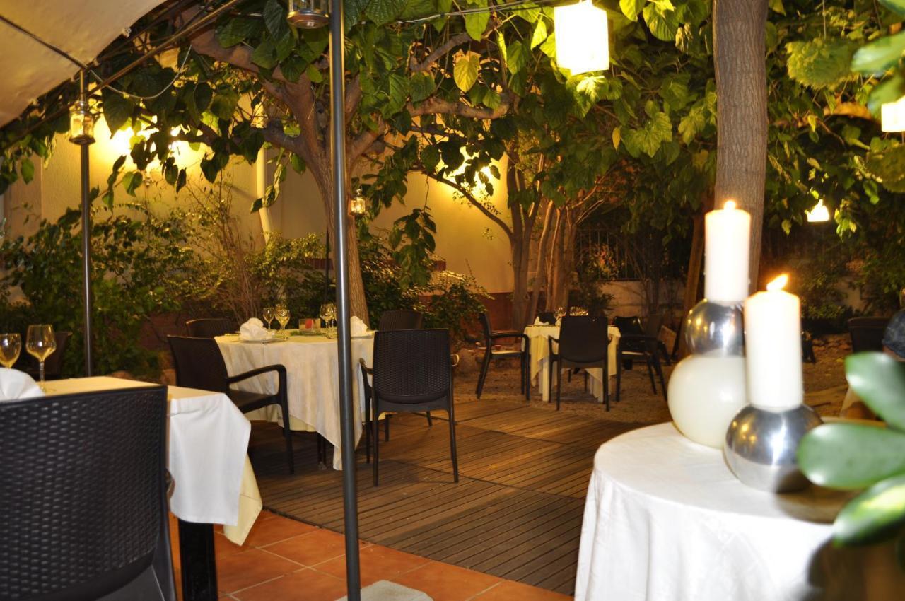 Hotel Restaurant Llansola Sant Carles De La Rapita Exterior photo